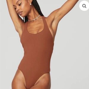 ALO Yoga Women's Brown Scoop Neck Bodysuit
